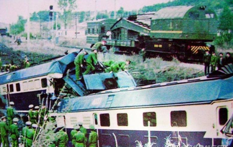 1992年的今天 抚顺石门岭发生火车脱轨事故